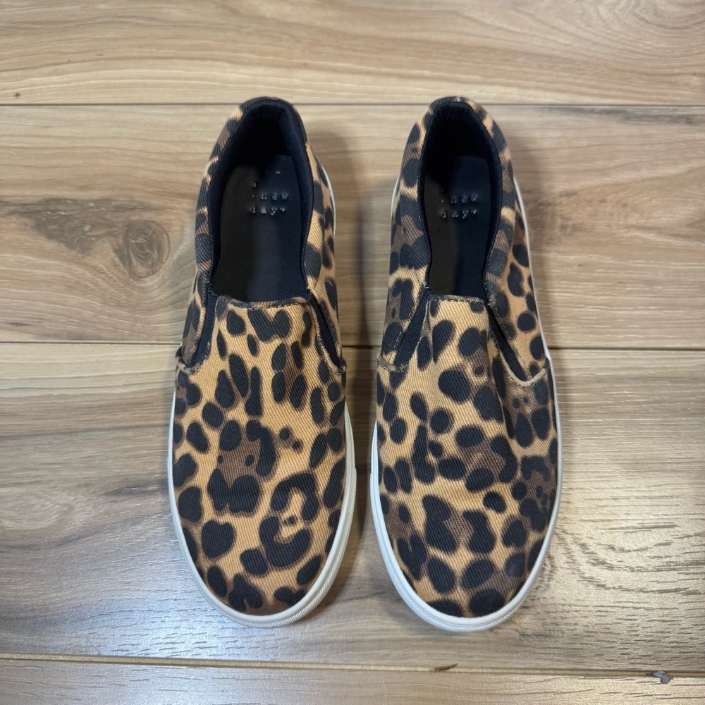 A New Day Womens Size 6.5 Leopard Print Canvas Slip On Shoes Bold Glamorous